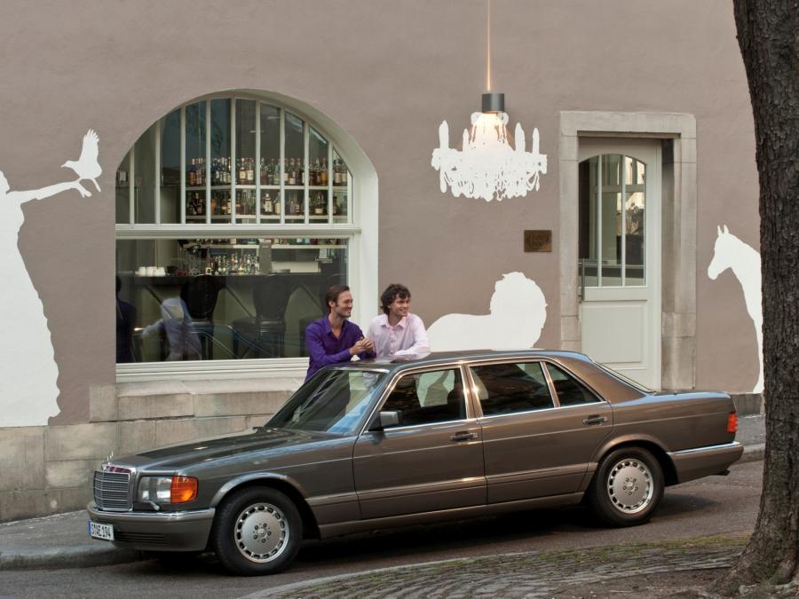  Mercedes-Benz 560 SEL 1985 года  (фото 4 из 14)